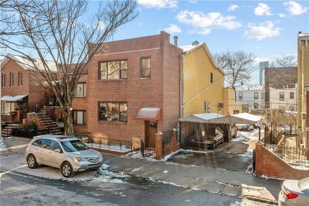 Exterior, Facade, Brick Facade, Rowhouse