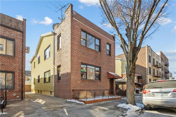 Exterior, Facade, Brick Facade, Rowhouse