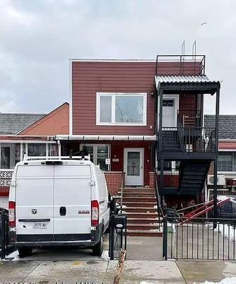 Exterior, Facade, Rowhouse