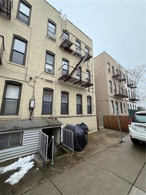 Exterior, Facade, Rowhouse
