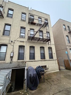 Exterior, Facade, Brick Facade, Rowhouse