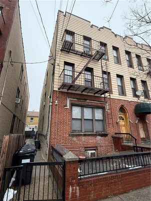 Exterior, Facade, Brick Facade, Rowhouse