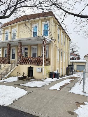 Exterior, Facade, American Foursquare