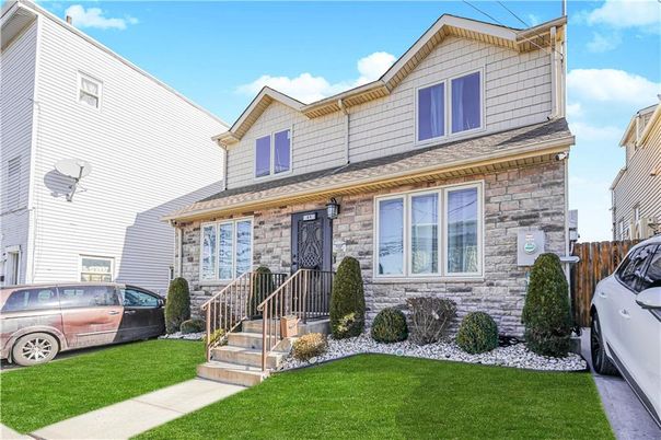Exterior, Facade, Cape Cod