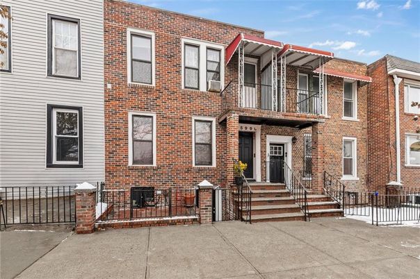 Exterior, Facade, Brick Facade, Rowhouse