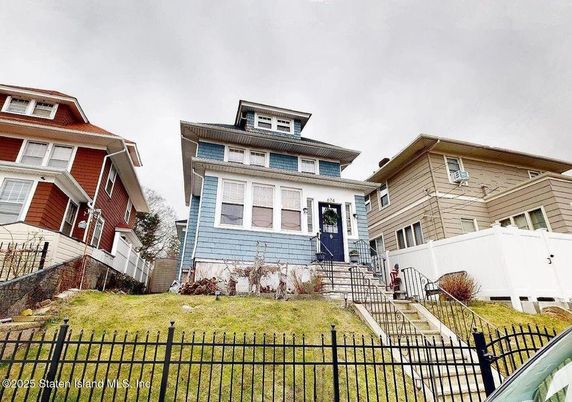 Exterior, Facade, American Foursquare