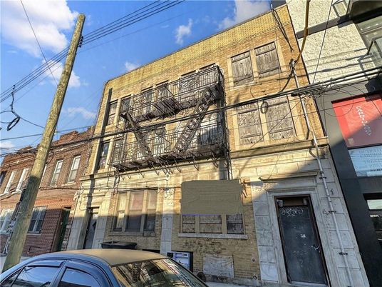 Exterior, Facade, Rowhouse