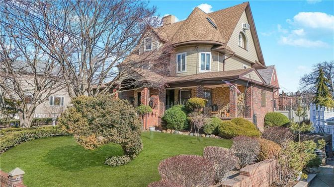 Exterior, Facade, Brick Facade, Queen Anne Victorian