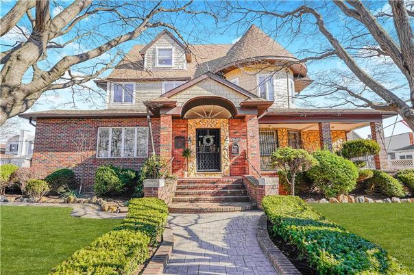 Exterior, Facade, Brick Facade, Queen Anne Victorian