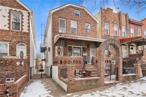 Exterior, Facade, Brick Facade, Rowhouse