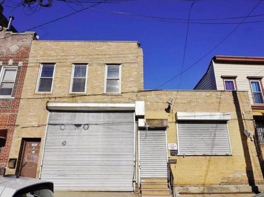 Exterior, Facade, Brick Facade, Rowhouse
