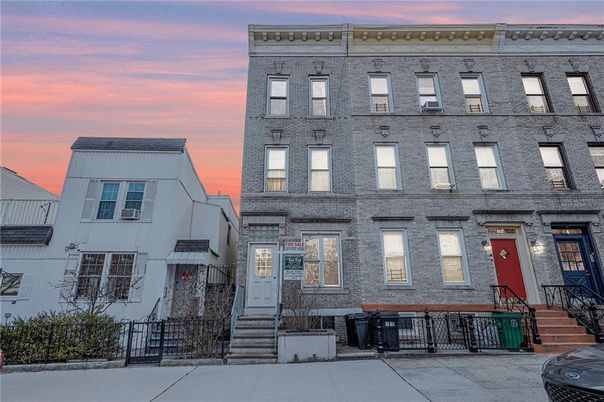 Exterior, Facade, Rowhouse