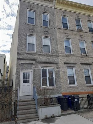 Exterior, Facade, Brick Facade, Rowhouse