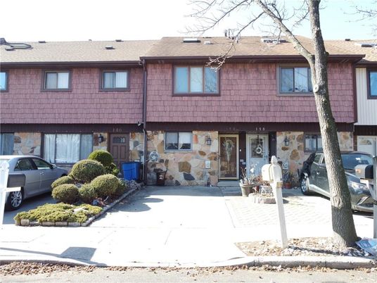 Exterior, Facade, Rowhouse
