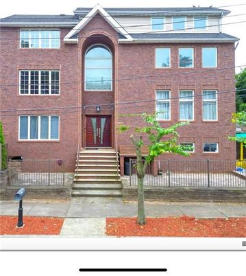 Exterior, Facade, Brick Facade, Rowhouse