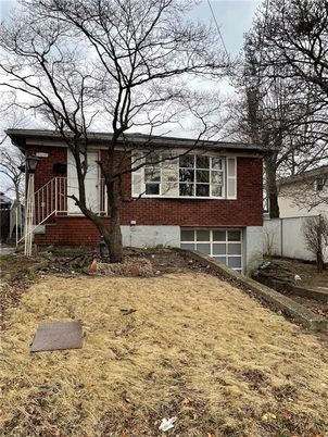 Exterior, Facade, Brick Facade, Raised Ranch