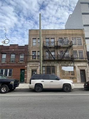 Exterior, Facade, Brick Facade, Rowhouse