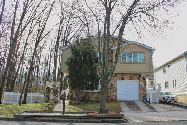 Attached, Exterior, Facade, Split Level