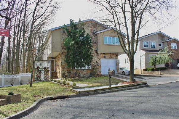 Attached, Exterior, Facade, Split Level