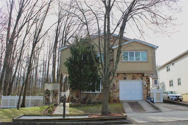 Attached, Exterior, Facade, Mediterranean