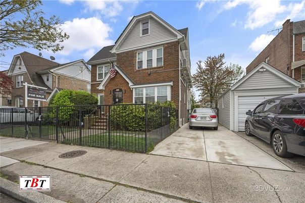 Exterior, Facade, Brick Facade, Queen Anne Victorian