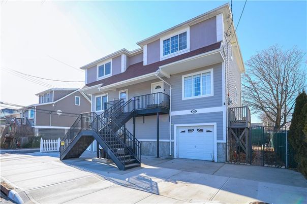Attached, Exterior, Facade, Rowhouse