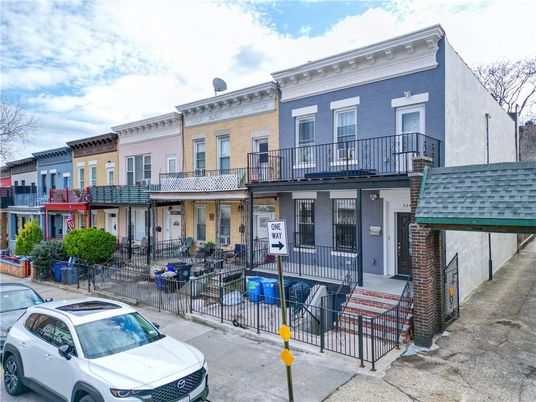 Exterior, Facade, Rowhouse