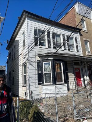Exterior, Facade, Rowhouse