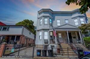 Exterior, Facade, Rowhouse
