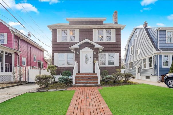 Exterior, Facade, American Foursquare