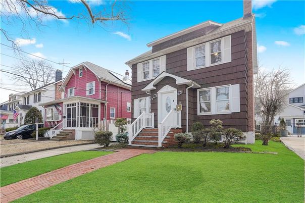 Exterior, Facade, American Foursquare
