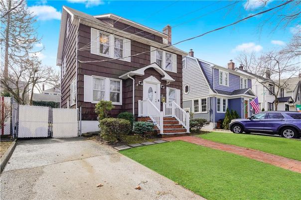 Exterior, Facade, American Foursquare