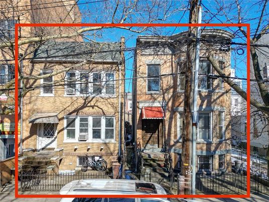 Exterior, Facade, Rowhouse