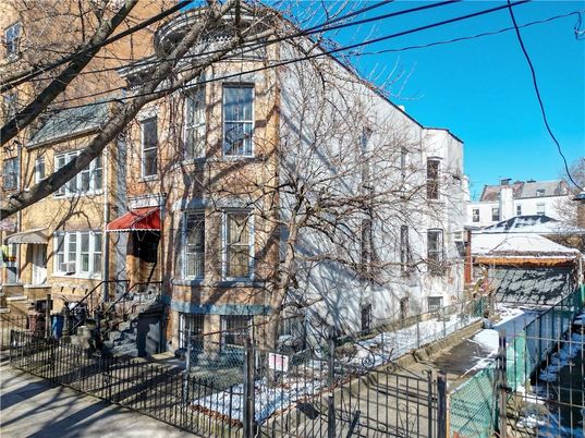 Exterior, Facade, Rowhouse