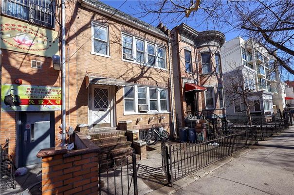 Exterior, Facade, Brick Facade, Rowhouse