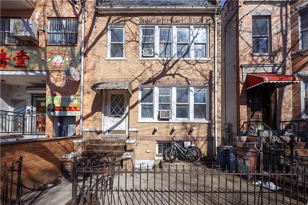 Exterior, Facade, Brick Facade, Rowhouse