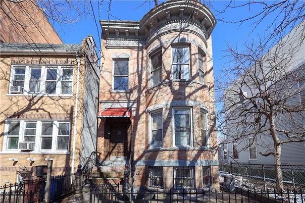 Exterior, Facade, Brick Facade, Rowhouse