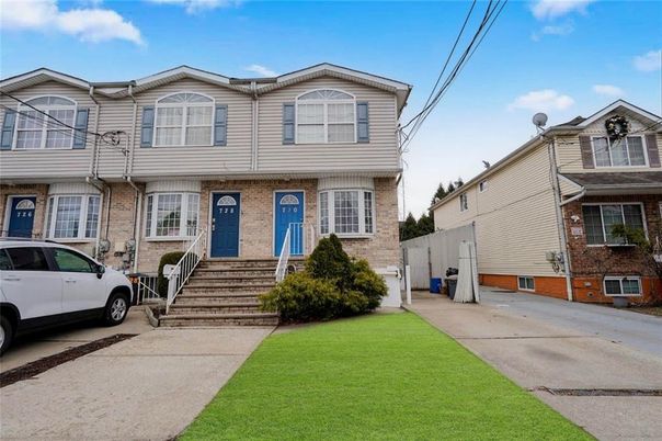 Exterior, Facade, Brick Facade, Rowhouse