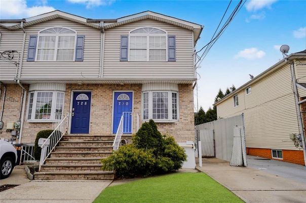 Exterior, Facade, Brick Facade, Rowhouse