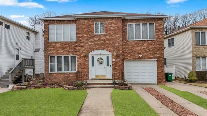 Attached, Exterior, Facade, Brick Facade, Georgian