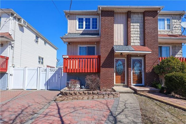 Exterior, Facade, Brick Facade, Rowhouse