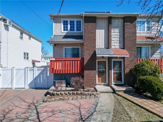 Exterior, Facade, Brick Facade, Rowhouse