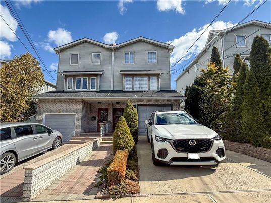 Attached, Exterior, Facade, Brick Facade, Queen Anne Victorian