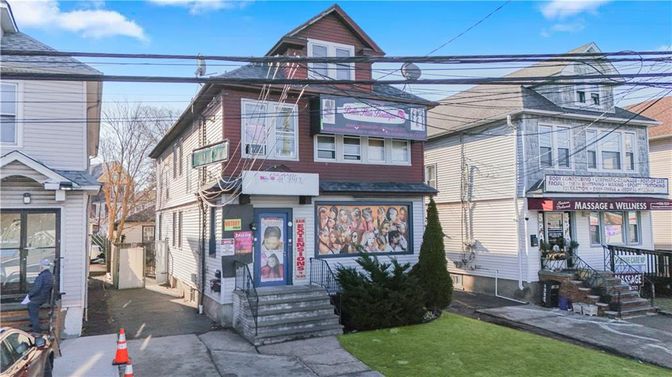 Exterior, Facade, Queen Anne Victorian