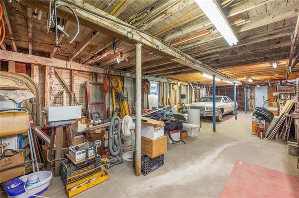 Garage, Interior, Wooden Beams