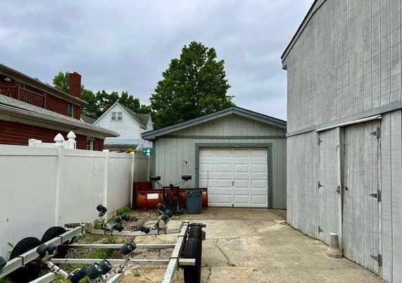 Detached Garage, Exterior