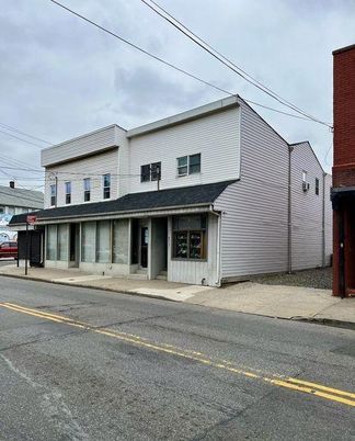 Exterior, Facade, Rowhouse
