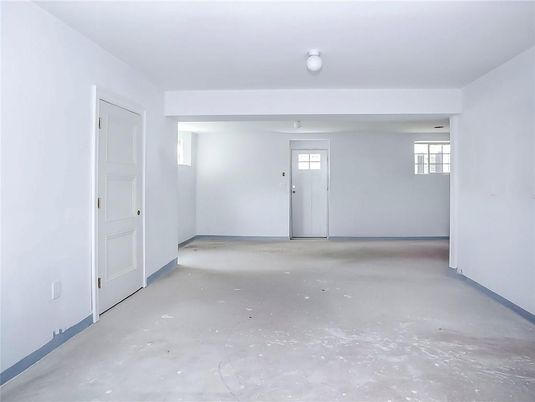 Empty room, Interior