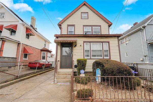 Exterior, Facade, Queen Anne Victorian