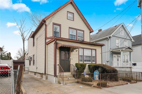Exterior, Facade, Queen Anne Victorian